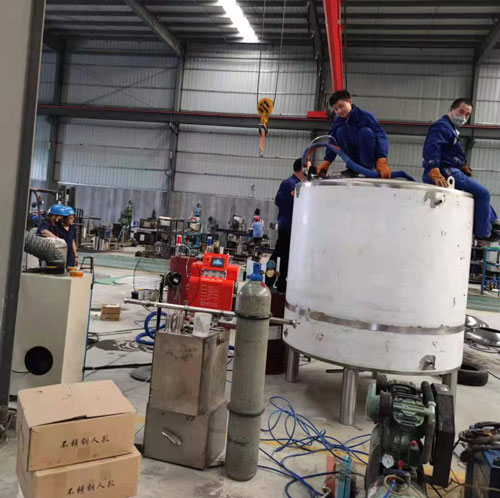 罐体聚氨酯发泡(图3) 罐体聚氨酯发泡夹层灌注